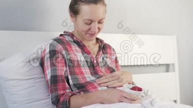 孕妇在床上吃草莓